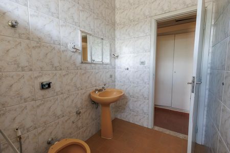 Casa para alugar com 270m², 5 quartos e 6 vagas Casa para alugar com 270m², 5 quartos e 6 vagasBanheiro Corredor