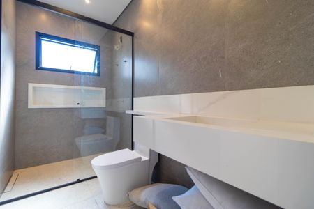 Casa de condomínio à venda com 450m², 4 quartos e 4 vagasBanheiro da Suíte 01