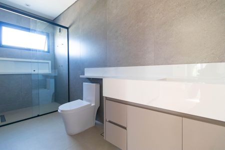 Casa de condomínio à venda com 450m², 4 quartos e 4 vagasBanheiro da Suíte 02