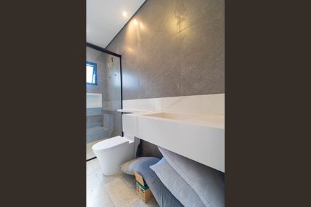 Casa de condomínio à venda com 450m², 4 quartos e 4 vagasBanheiro da Suíte 01