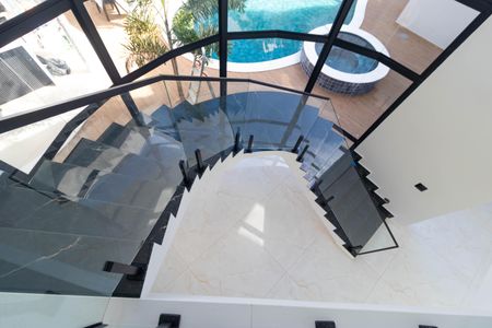 Casa de condomínio à venda com 450m², 4 quartos e 4 vagasEscada