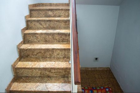 Casa à venda com 397m², 2 quartos e 2 vagasEscada