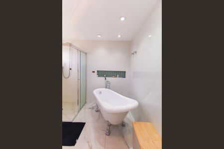 Apartamento à venda com 210m², 4 quartos e 2 vagas Apartamento à venda com 210m², 4 quartos e 2 vagasBanheiro da Suíte 1