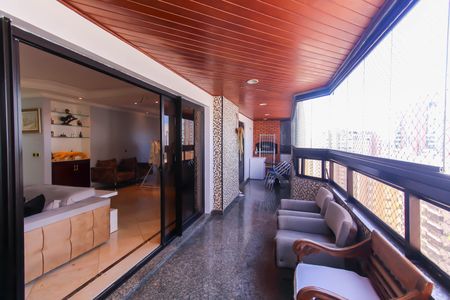Apartamento à venda com 210m², 4 quartos e 2 vagas Apartamento à venda com 210m², 4 quartos e 2 vagasVaranda