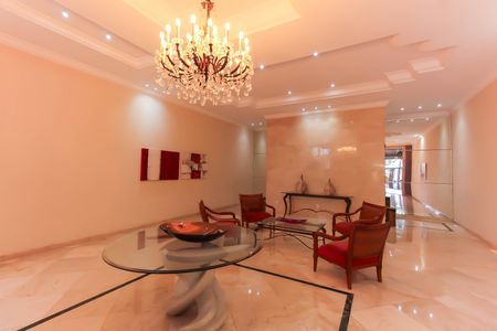 Apartamento à venda com 210m², 4 quartos e 2 vagas Apartamento à venda com 210m², 4 quartos e 2 vagasHall social