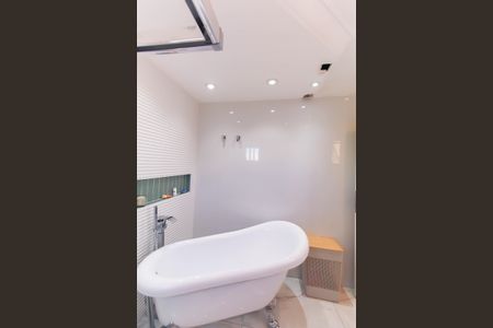 Apartamento à venda com 210m², 4 quartos e 2 vagas Apartamento à venda com 210m², 4 quartos e 2 vagasBanheiro da Suíte 1