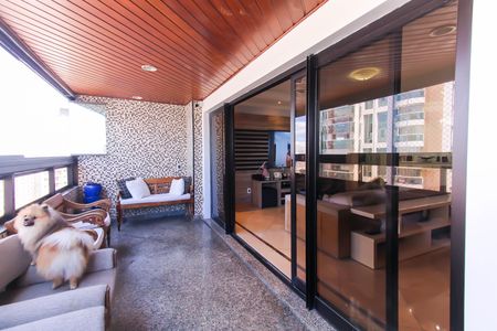 Apartamento à venda com 210m², 4 quartos e 2 vagas Apartamento à venda com 210m², 4 quartos e 2 vagasVaranda