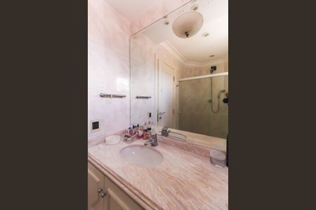 Apartamento à venda com 210m², 4 quartos e 2 vagas Apartamento à venda com 210m², 4 quartos e 2 vagasBanheiro da Suíte 2