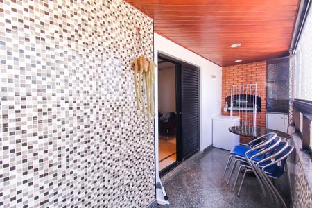 Apartamento à venda com 210m², 4 quartos e 2 vagas Apartamento à venda com 210m², 4 quartos e 2 vagasVaranda