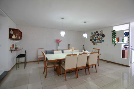 Casa à venda com 316m², 4 quartos e 4 vagasSala