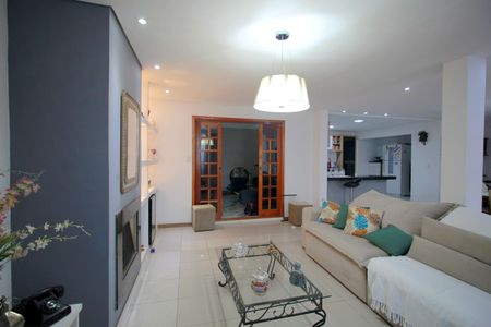 Casa à venda com 316m², 4 quartos e 4 vagasSala