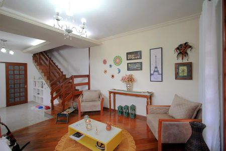 Casa à venda com 316m², 4 quartos e 4 vagasSala