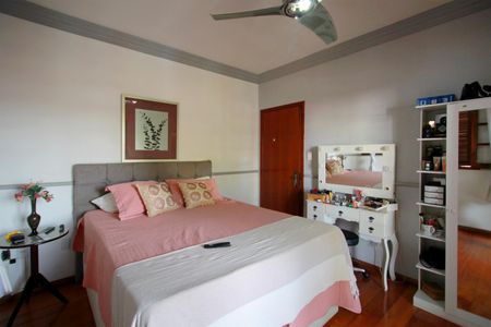 Casa à venda com 316m², 4 quartos e 4 vagasQuarto 2