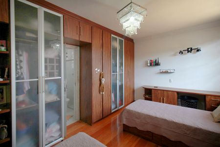 Casa à venda com 316m², 4 quartos e 4 vagasQuarto