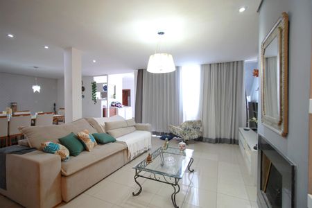 Casa à venda com 316m², 4 quartos e 4 vagasSala