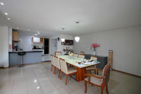 Casa à venda com 316m², 4 quartos e 4 vagasSala