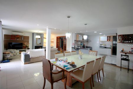 Casa à venda com 316m², 4 quartos e 4 vagasSala