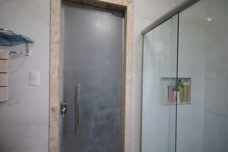 Casa à venda com 316m², 4 quartos e 4 vagasBanheiro