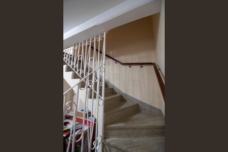 Casa à venda com 220m², 3 quartos e 2 vagasEscada