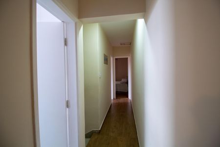 Casa à venda com 220m², 3 quartos e 2 vagasCorredor