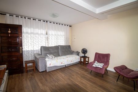 Casa à venda com 220m², 3 quartos e 2 vagasSala