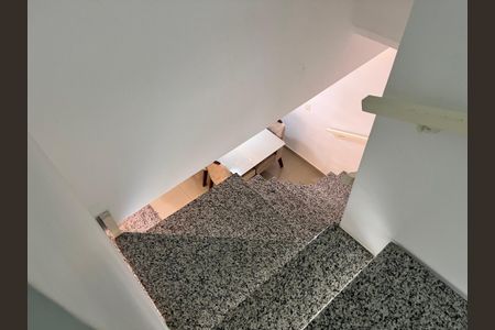 Casa de condomínio à venda com 120m², 3 quartos e 2 vagasEscada Segundo Andar