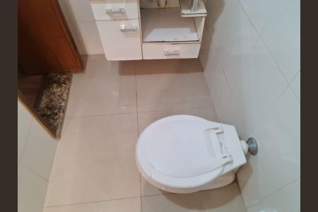 Casa à venda com 100m², 4 quartos e 2 vagas Casa à venda com 100m², 4 quartos e 2 vagasBanheiro da Suíte