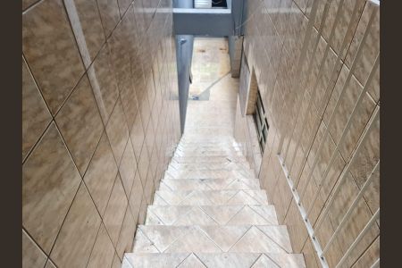 Casa à venda com 100m², 4 quartos e 2 vagas Casa à venda com 100m², 4 quartos e 2 vagasEscada acesso a Edícula