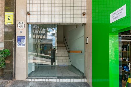 Apartamento para alugar com 90m², 2 quartos e sem vagaPlaca de aluga instalada na fachada do prédio (ISIV-334)