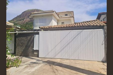 Casa à venda com 210m², 4 quartos e 2 vagas