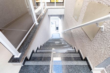 Apartamento para alugar com 55m², 2 quartos e sem vaga Apartamento para alugar com 55m², 2 quartos e sem vagaEscada
