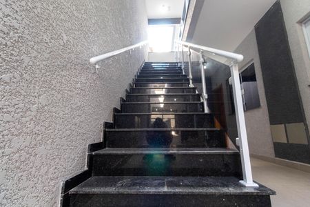 Apartamento para alugar com 55m², 2 quartos e sem vaga Apartamento para alugar com 55m², 2 quartos e sem vagaEscada