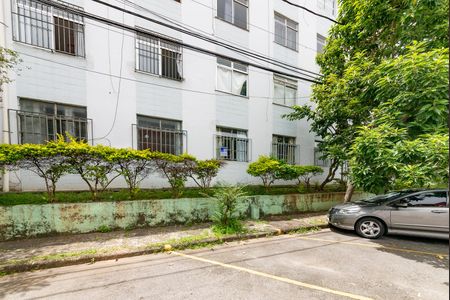 Apartamento para alugar com 64m², 3 quartos e 1 vagaPlaca de aluga instalada na janela do imovel (XHAW-236)