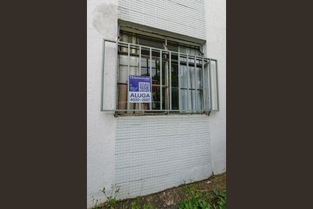 Apartamento para alugar com 64m², 3 quartos e 1 vagaPlaca de aluga instalada na janela do imovel (XHAW-236)