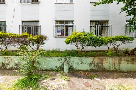 Apartamento para alugar com 64m², 3 quartos e 1 vagaPlaca de aluga instalada na janela do imovel (XHAW-236)