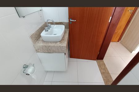 Casa de condomínio para alugar com 170m², 3 quartos e 4 vagasBanheiro da Suíte 2