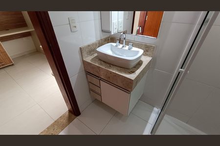 Casa de condomínio para alugar com 170m², 3 quartos e 4 vagasBanheiro da Suíte 1