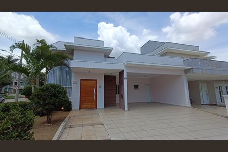 Casa de condomínio para alugar com 170m², 3 quartos e 4 vagasFachada