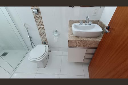 Casa de condomínio para alugar com 170m², 3 quartos e 4 vagasBanheiro da Suíte 2