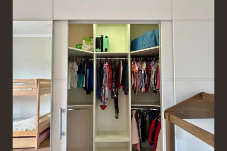 Casa de condomínio à venda com 227m², 3 quartos e 4 vagasFoto 02