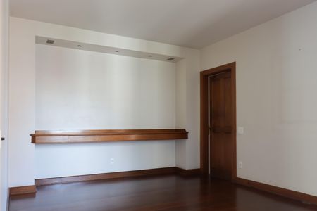 Apartamento à venda com 330m², 5 quartos e 5 vagas Apartamento à venda com 330m², 5 quartos e 5 vagasSala de Jantar