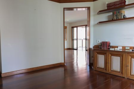 Apartamento à venda com 330m², 5 quartos e 5 vagas Apartamento à venda com 330m², 5 quartos e 5 vagasEscritório