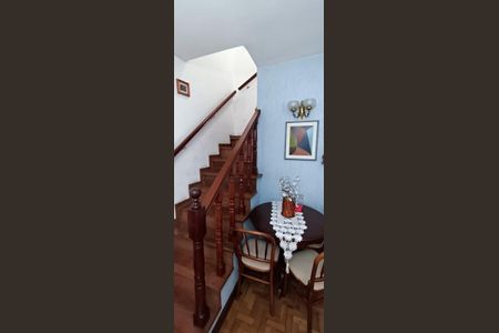 Casa à venda com 80m², 2 quartos e 1 vaga Casa à venda com 80m², 2 quartos e 1 vagaEscada