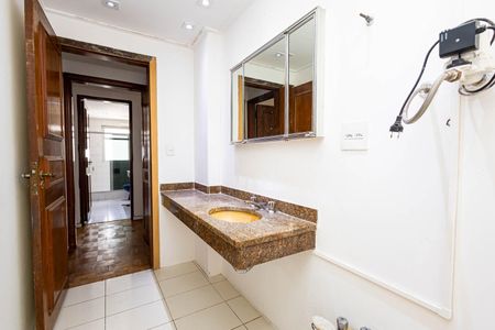 Apartamento à venda com 315m², 4 quartos e 2 vagas Apartamento à venda com 315m², 4 quartos e 2 vagasBanheiro da Suíte 1