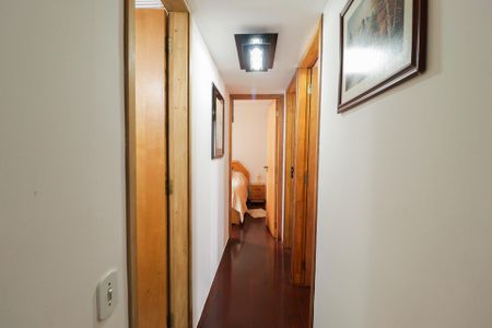 Apartamento à venda com 167m², 4 quartos e 2 vagas Apartamento à venda com 167m², 4 quartos e 2 vagasCorredor