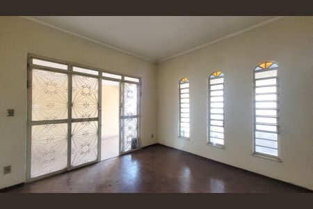 Casa à venda com 256m², 4 quartos e 3 vagas Casa à venda com 256m², 4 quartos e 3 vagasSala
