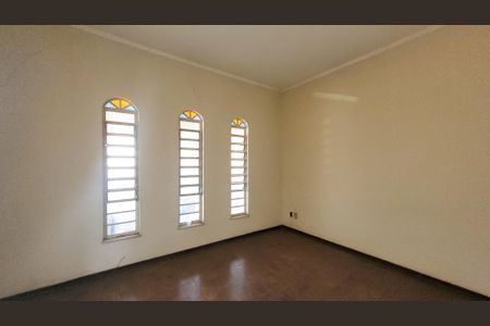 Casa à venda com 256m², 4 quartos e 3 vagas Casa à venda com 256m², 4 quartos e 3 vagasSala