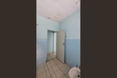 Casa à venda com 256m², 4 quartos e 3 vagas Casa à venda com 256m², 4 quartos e 3 vagasEdícula - Banheiro