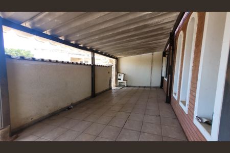 Casa à venda com 256m², 4 quartos e 3 vagas Casa à venda com 256m², 4 quartos e 3 vagasGaragem