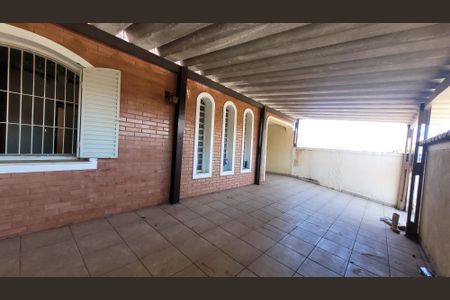 Casa à venda com 256m², 4 quartos e 3 vagas Casa à venda com 256m², 4 quartos e 3 vagasGaragem